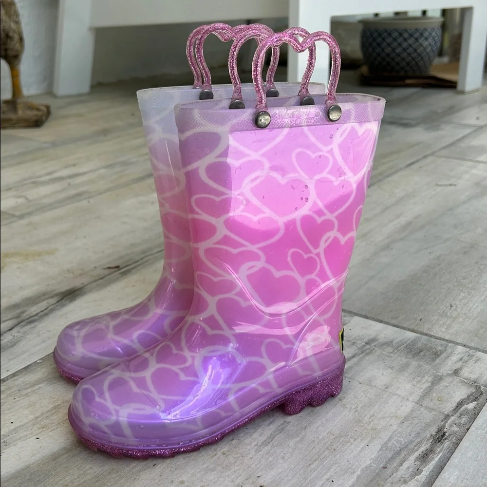 Like new WESTERN CHIEF ‘Abby’ Pearlized Glitter Heart Welly Rain Boots w/Lights